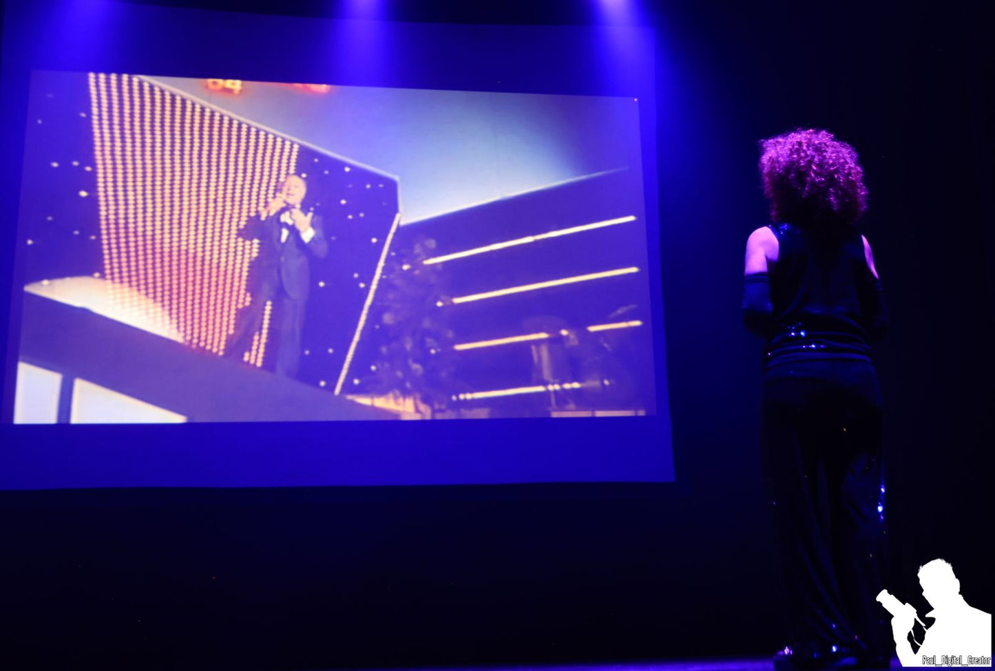 Manuela Villa che guarda e canta con video di Claudio Villa