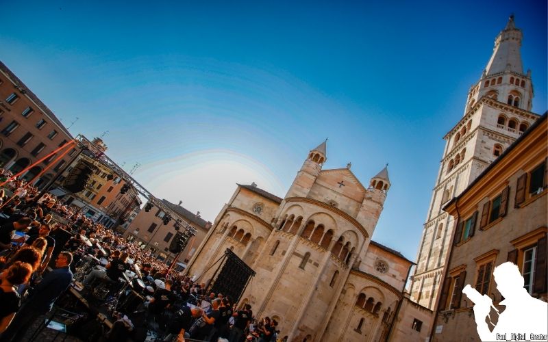 Vista panoramica del concerto con il Duomo dalla parte del retro e la Ghirlandina