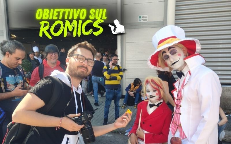 Paul insieme a due cosplyer che ha fotografato al Romics, la foto è l'immagine di copertina del articolo su Romics 2025