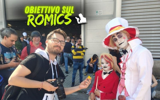 Paul insieme a due cosplyer che ha fotografato al Romics, la foto è l'immagine di copertina del articolo su Romics 2025