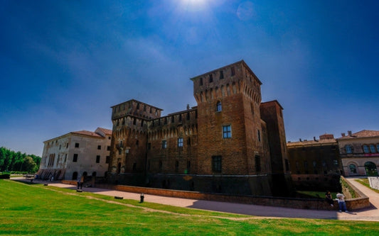 Mantova in 17-40mm: Visioni grandangolari tra blu e storia