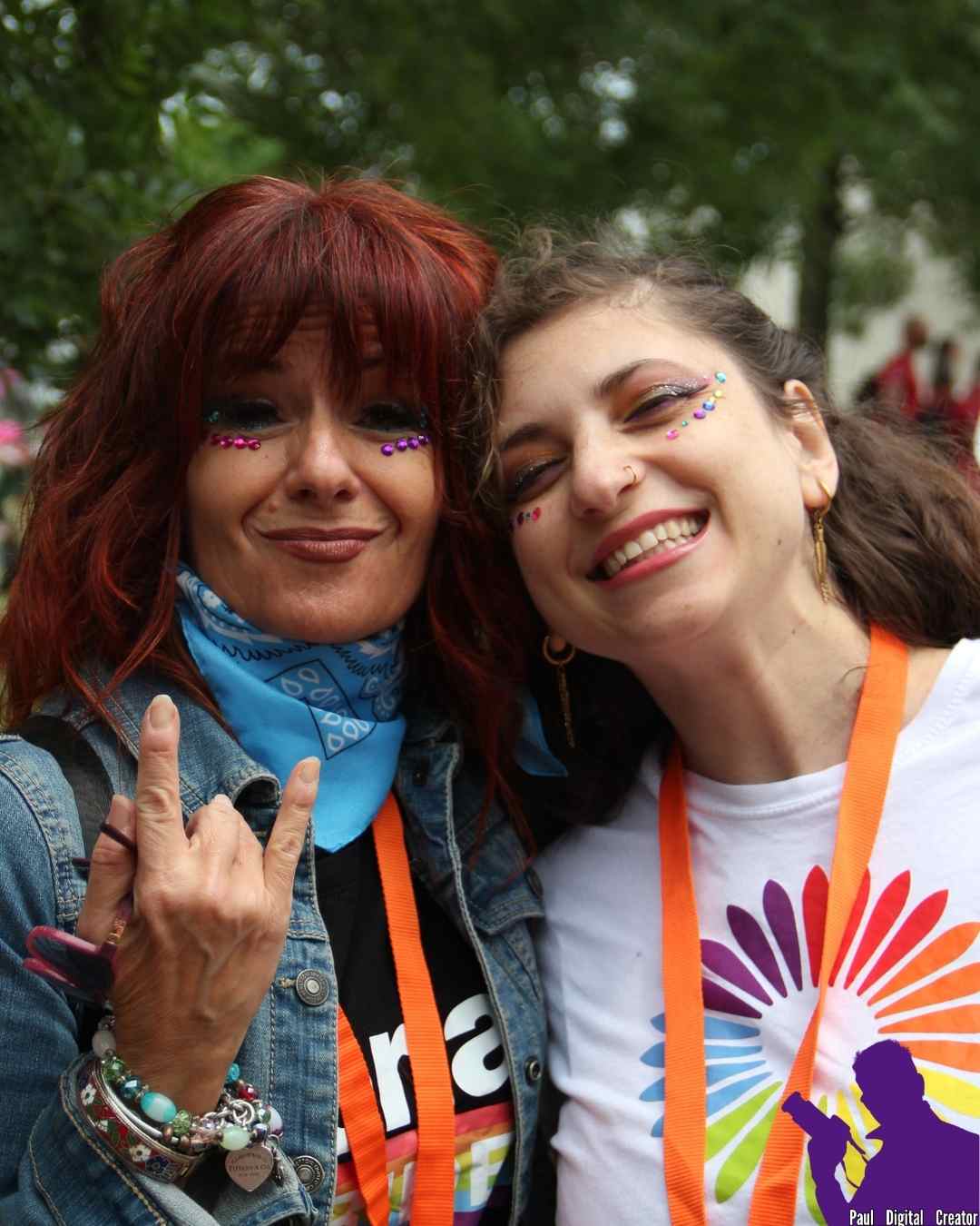 Francesca Mercury che fa il segno ''rock'' in una foto insieme a Priscilla Marvel