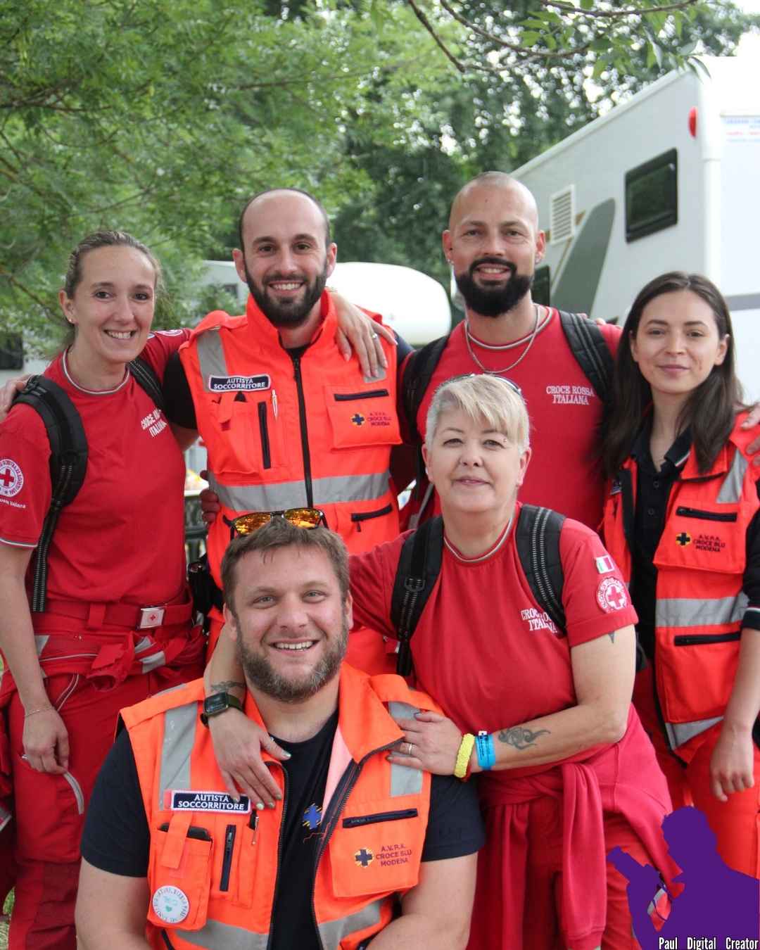 Foto di gruppo al Modena Pride di volontari Croce Rossa e Croce Blu