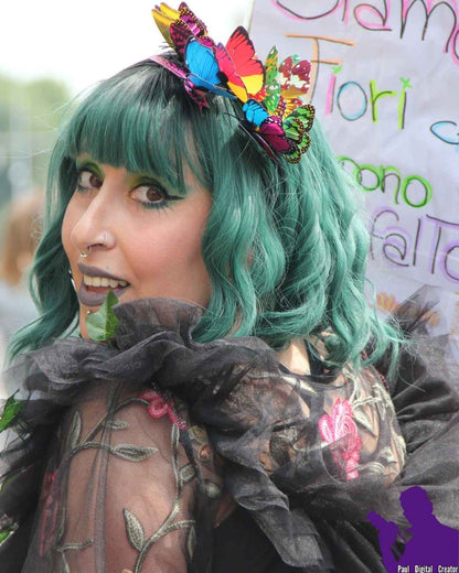 Una ragazza con cappelli verdi con un abito nero pieno di fiori