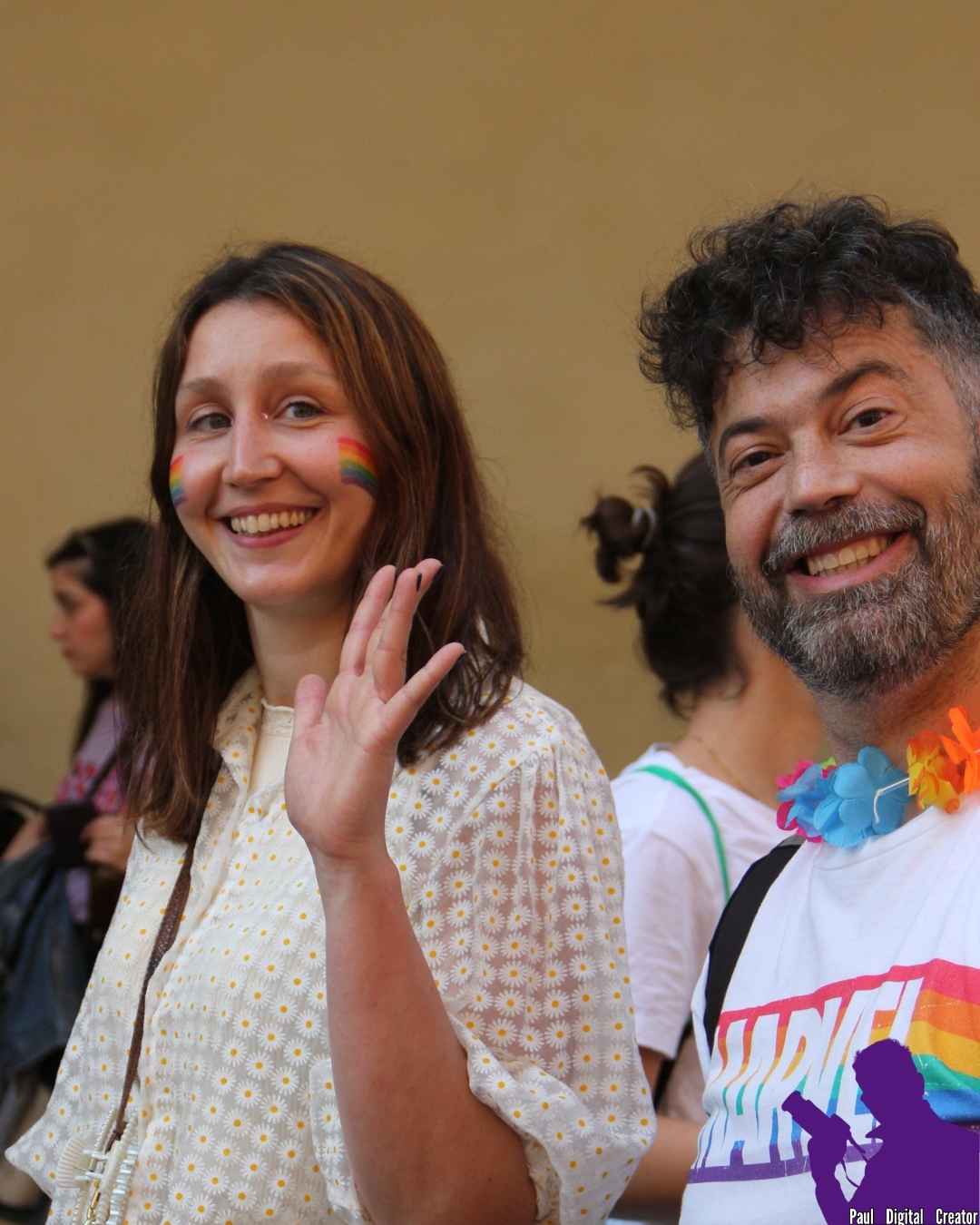 Manifestanti che sorridono e salutano verso la fotocamera