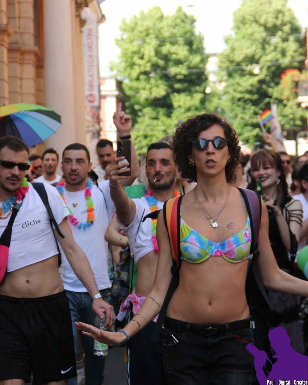 un gruppo di manifestanti in via Emilia, in primo piano una ragazza con un reggiseno colorato che balla