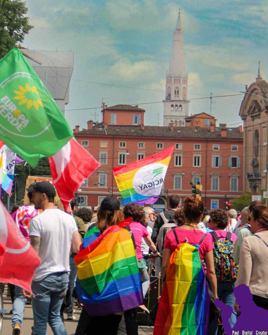 Corteo del Modena Pride che sfila verso ia Emilia con la vista della Ghirlandina oltre un edificio in Piazza Sant'Agostino
