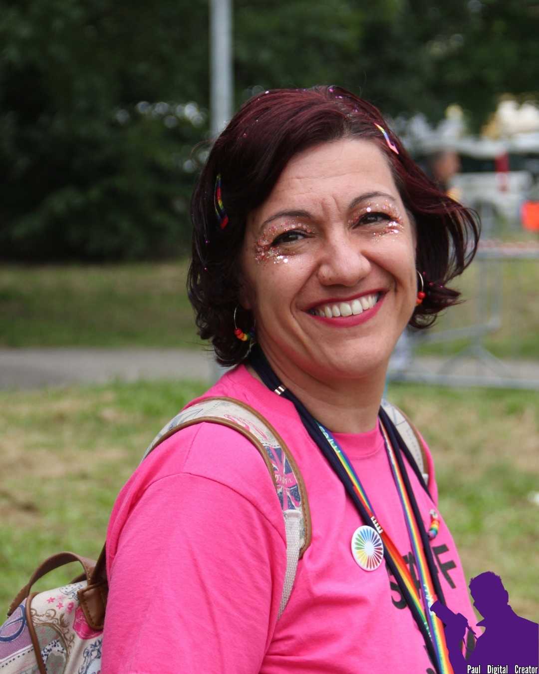 una manifestante dello staff del Modena Pride con trucco brillantinato che sorride