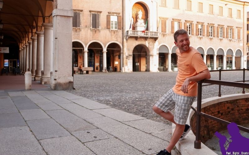 modello che sorride in piazza Grande con vista del Comune di Modena