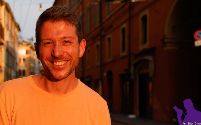 Modello in via Emilia che sorride al tramonto