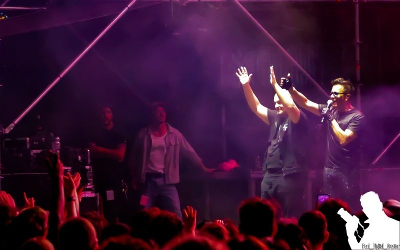 Jeffrey Jey e Maury ringraziano il pubblico a fine concerto a Modena