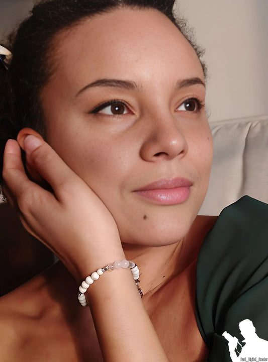 modella che si accarezza il viso