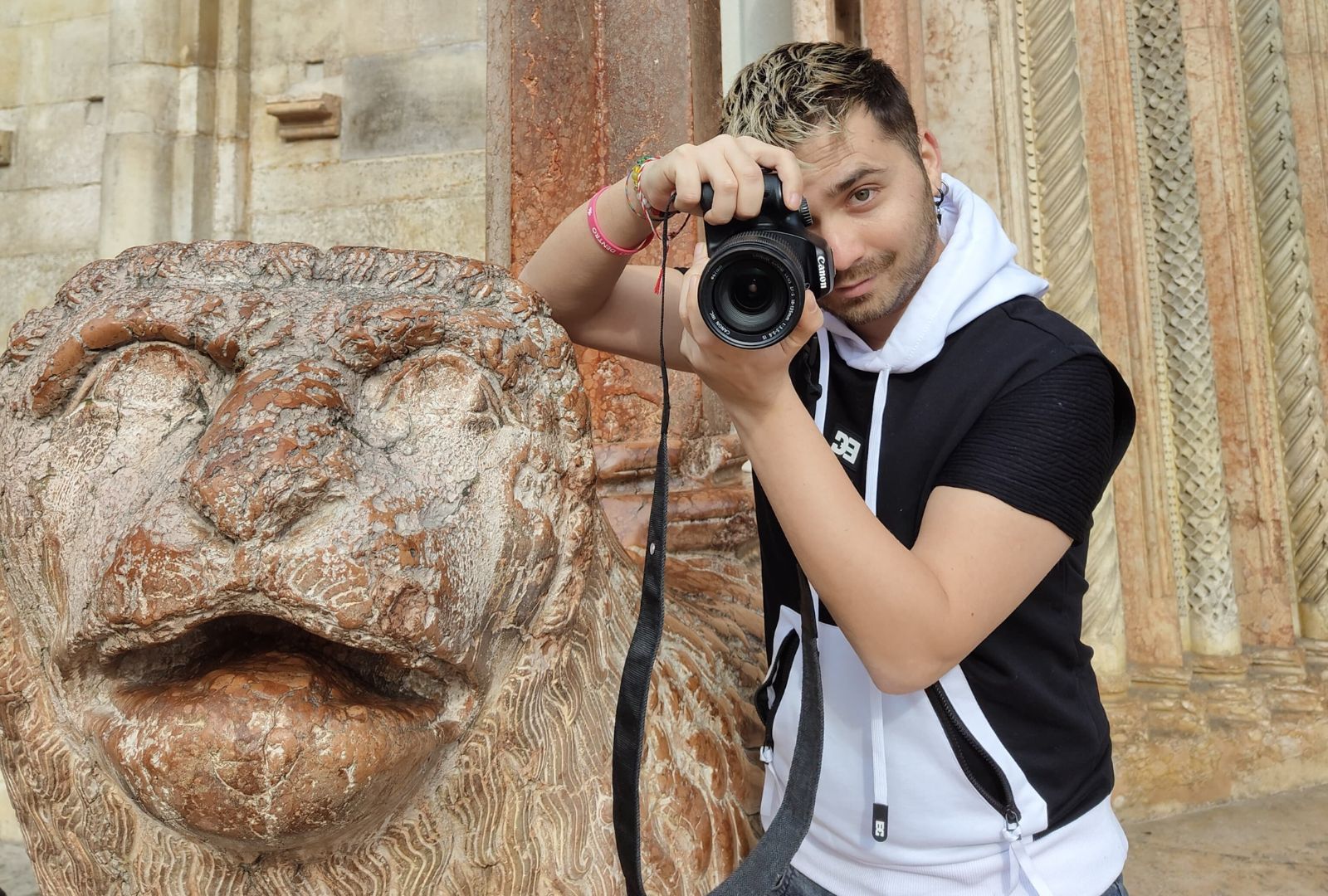 Paul con fotocamera in mano e Leone del Duomo di Modena
