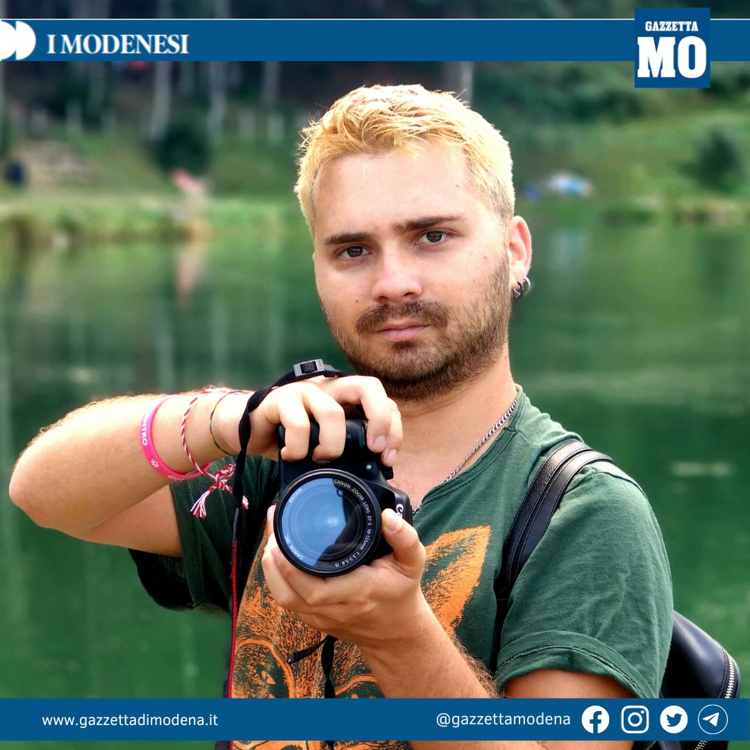 Foto di Paul con fotocamera in  mano per la Gazzetta di Modena