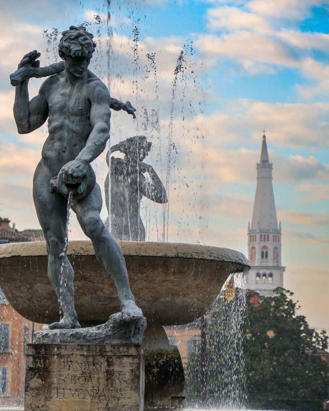 fontana ''La secchia e il Panaro'' in Largo Garibaldi