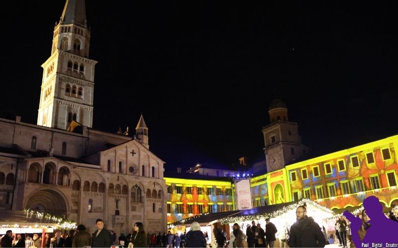 Piazza Grande di notte con videomapping sul palazzo comunale