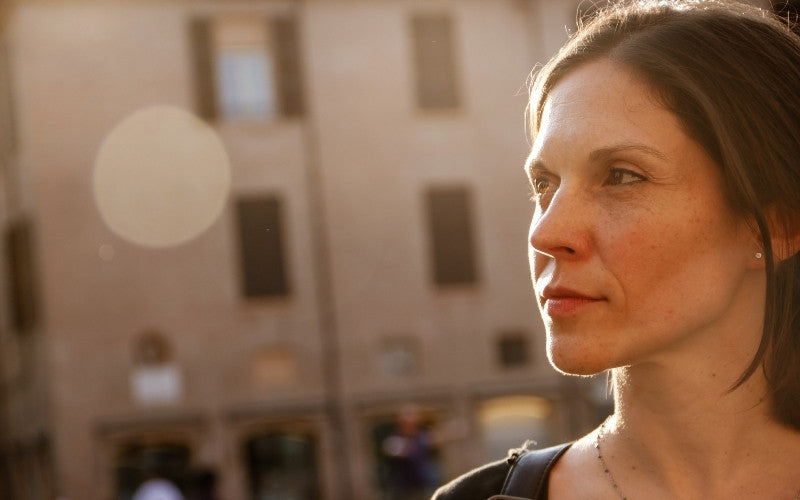 modella in primo piano in Piazza Grande a Modena fotografata da Paul