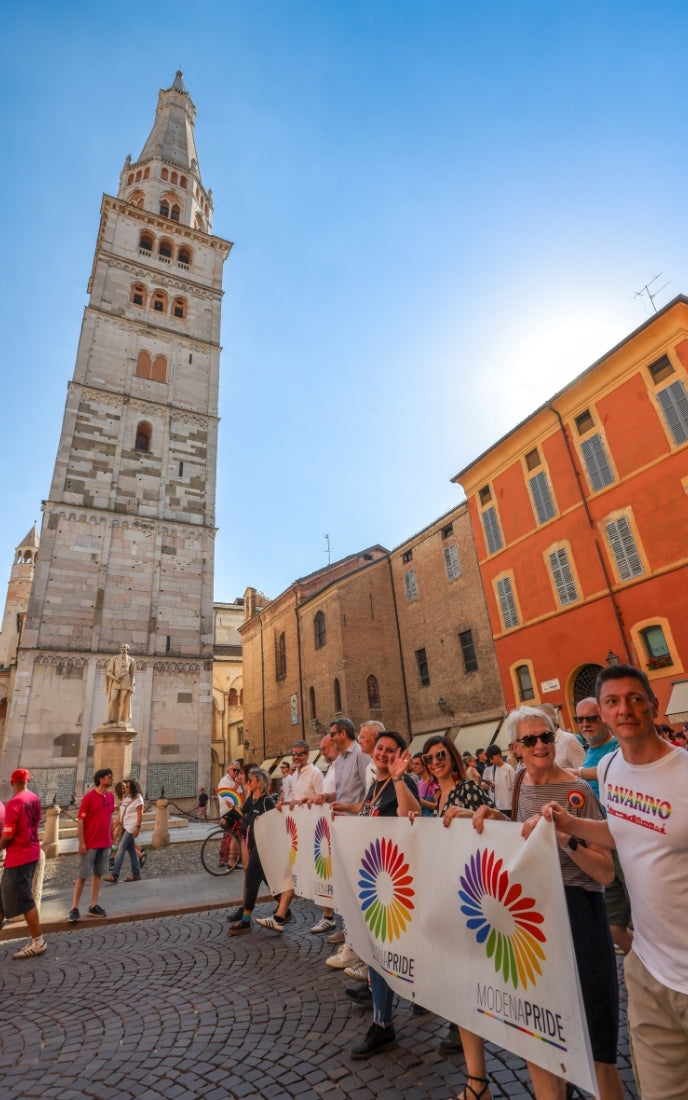 inizio corteo del pride di fianco alla Ghirlandina